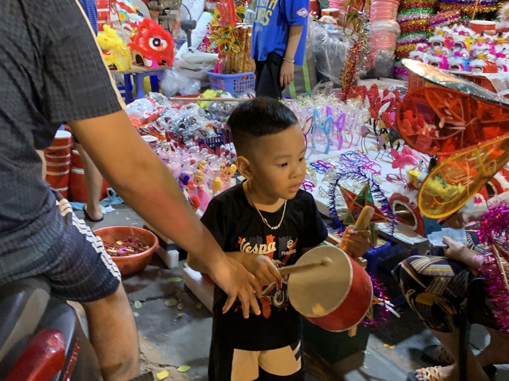Trẻ em háo hức với đồ chơi 