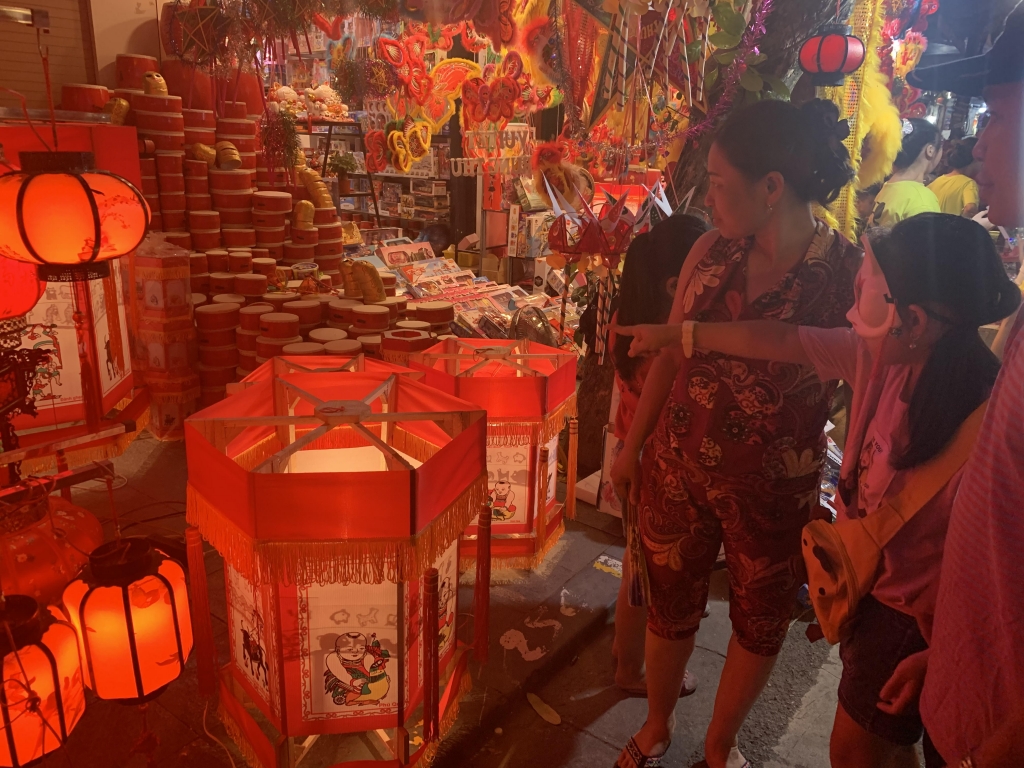 Những món hàng sắc màu rực rỡ với giả cả phải chăng