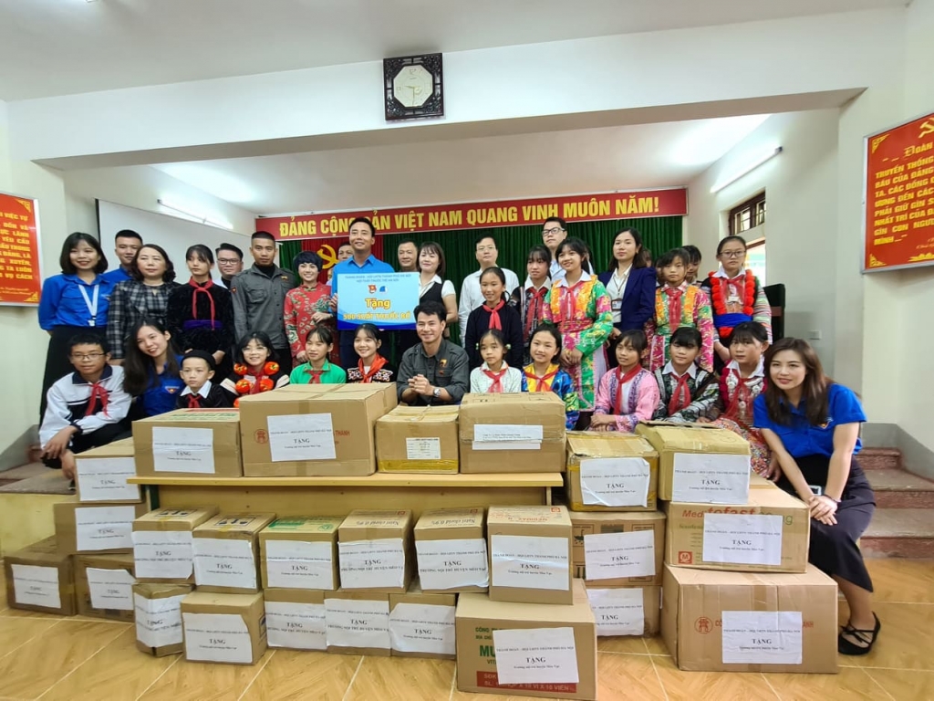 Đồng chí Phó Bí thư Thành đoàn Hà Nội đại diện cho tuổi trẻ của Thủ đô trao tặng quà cho trường Phổ thông Dân tộc nội trú huyện Mèo Vạc