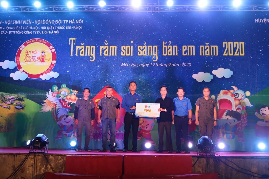 Đồng chí Phó Bí thư Thành đoàn Hà Nội cùng đại diện CLB Xe bán tải địa hình Việt Nam tặng quà cho đại diện huyện Mèo Vạc