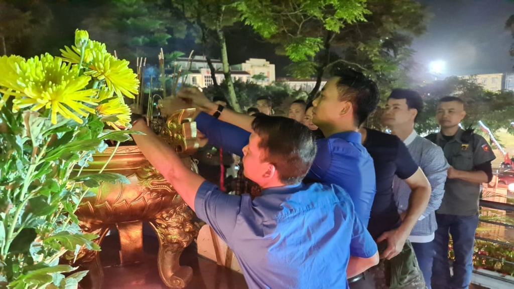 Trước khi diễn ra chương trình, các đại biểu làm lễ dâng hương tại tượng đài Bác Hồ ở trung tâm thị trấn huyện Mèo Vạc 