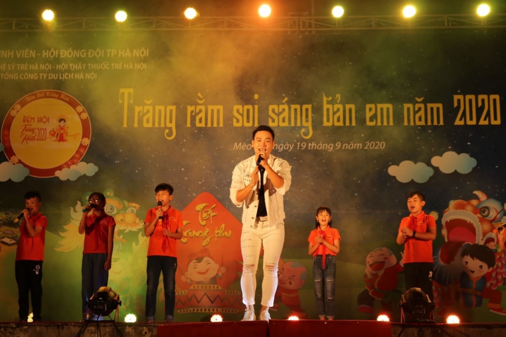 Nghệ sỹ Nguyễn Duy Khoa hát cùng các em nhỏ