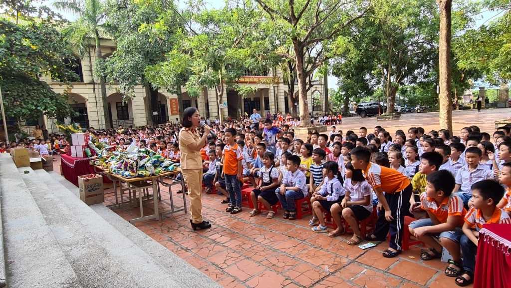 Các em nhỏ vô cùng hứng thú với buổi tuyên truyền Luật Giao thông dễ nhớ, dễ hiểu