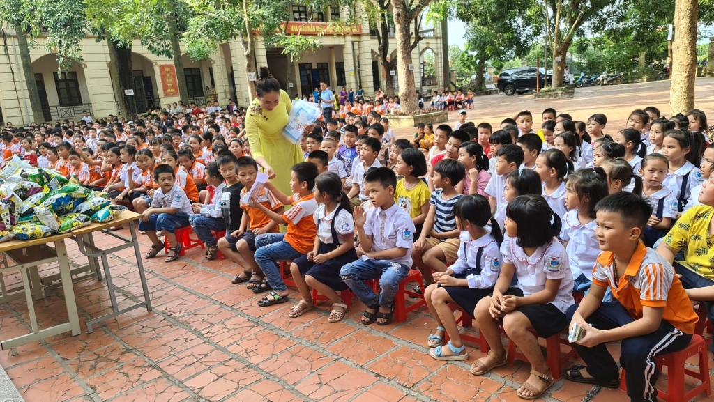 Các em nhỏ vô cùng thích thú khi nhận được quà vì trả lời đúng