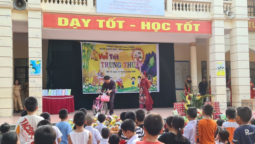Chú cuội và chị Hằng khiến các em nhỏ thích thú