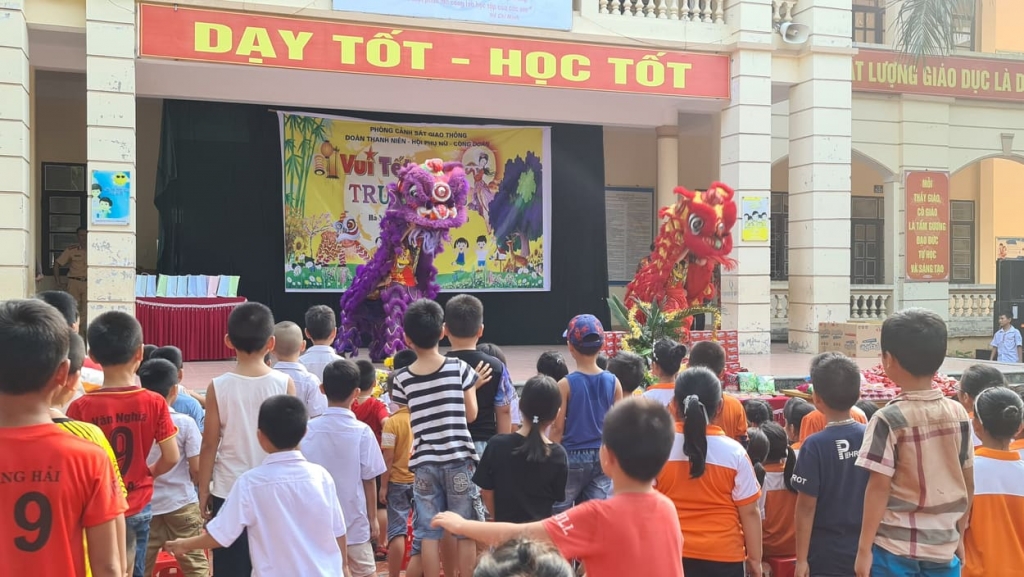 Vui Trung thu không quên học an toàn khi đi trên đường