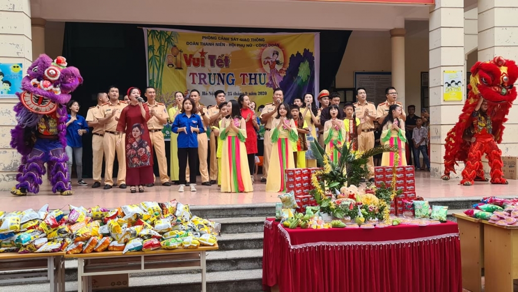 Các cô chú cảnh sát giao thông giao lưu văn nghệ với học sinh trường Tiểu học Minh Trí (Sóc Sơn) 