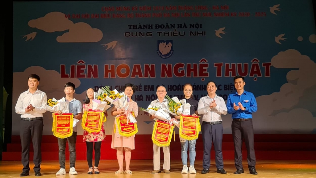 Đồng chí Lý Duy Xuân và các đại biểu trao cờ lưu niệm cho các đơn vị tham gia