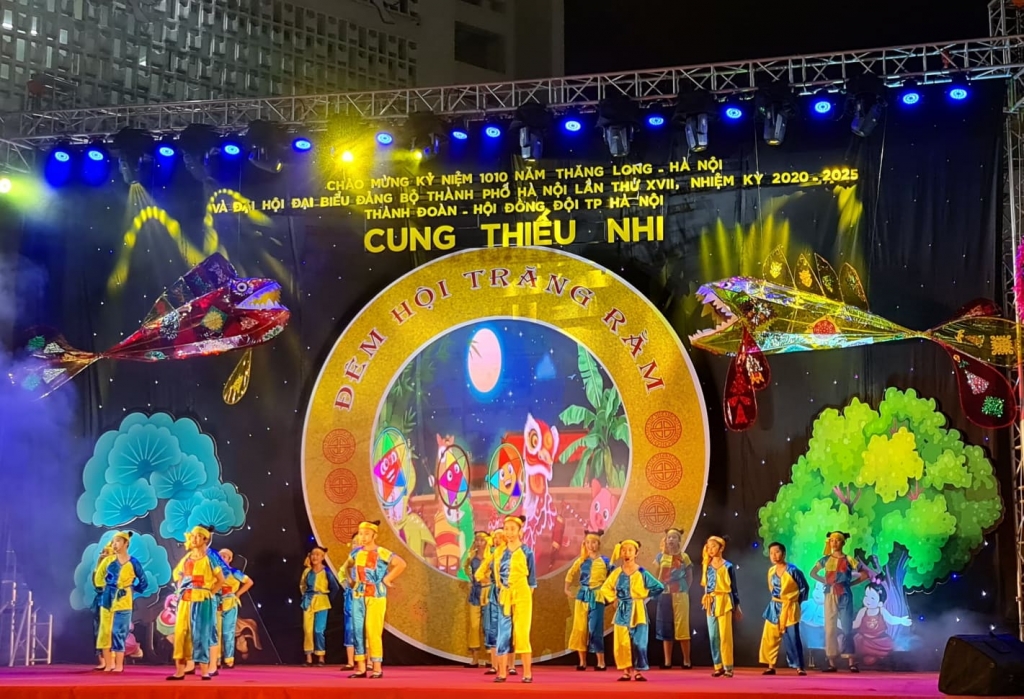 Các em thiếu nhi vô cùng thích thú với tiết mục ca nhạc