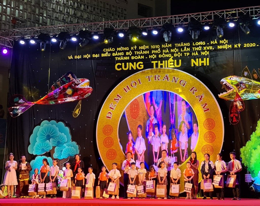 Các đại biểu tặng quà cho thiếu nhi