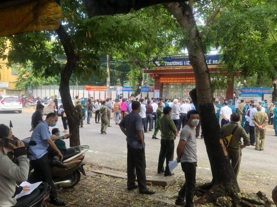 Điểm tiêm chủng tại trường THCS Lê Mao, TP Vinh không đảm bảo giãn cách phòng chống dịch