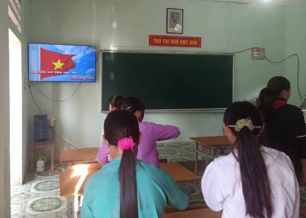 Học sinh Trường Phổ thông Dân tộc bán trú Tiểu học và THCS Pải Lủng được học một số môn có minh hoạ hình ảnh màn hình TV