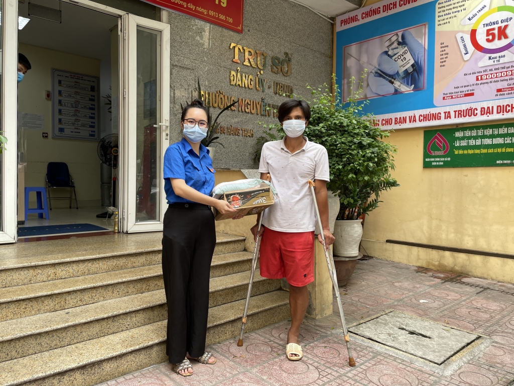 Chị Nguyễn Thu Phương, Bí thư Đoàn phường Ba Đình trao tặng như yếu phẩm đến người khó khăn