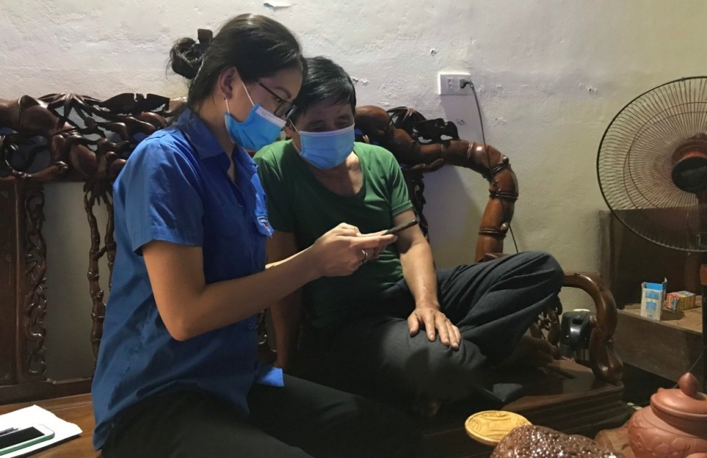 Tuổi trẻ xã Quảng Bị hỗ trợ dân cài appp và đăng ký tiêm phòng Covid