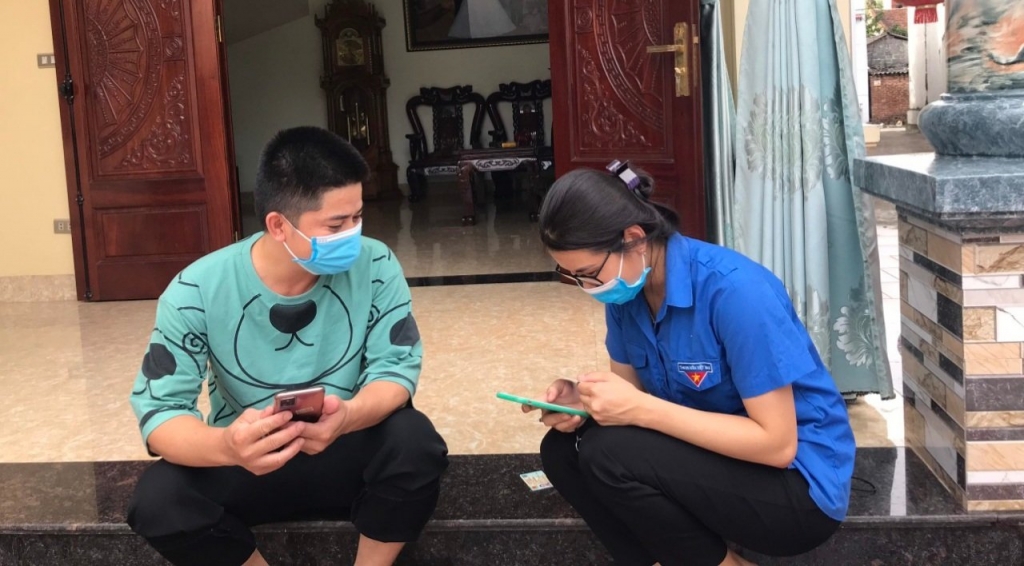 Đoàn viên thanh niên đến từng nhà để hỗ trợ người dân cài appp sức khoẻ điện tử, đăng ký tiêm phòng qua app