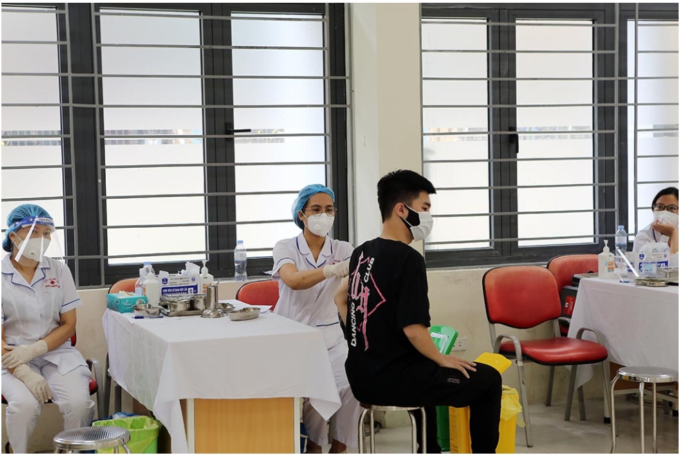 Sinh viên Lào được hỗ trợ tiêm vắc xin phòng chống Covid-19