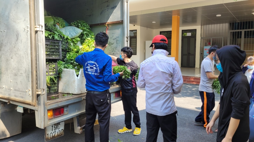 1,5 tấn rau xanh đã được phát cho sinh viên và người dân có nhu cầu tại phố Triều. Khúc