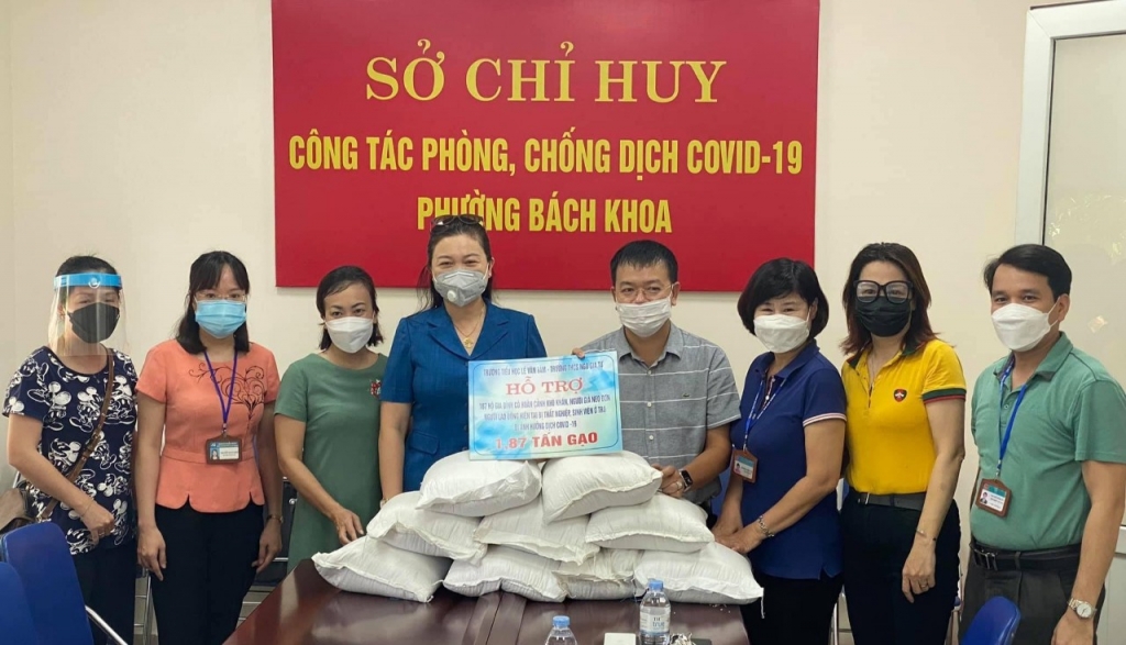 Ban Giám hiệu trường Tiểu học Lê Văn Tám đại diện tặng gần 2 tấn gạo cho người dân khó khăn