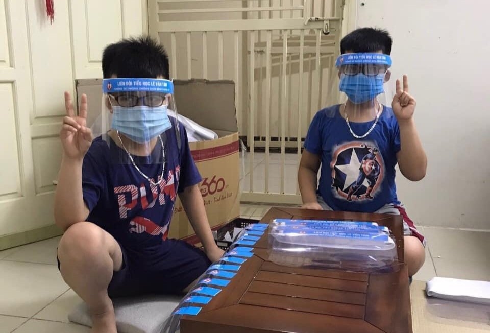 Học sinh trường Tiểu học Lê Văn Tám làm tấm chắn giọt bắn tặng tuyến đầu chống dịch