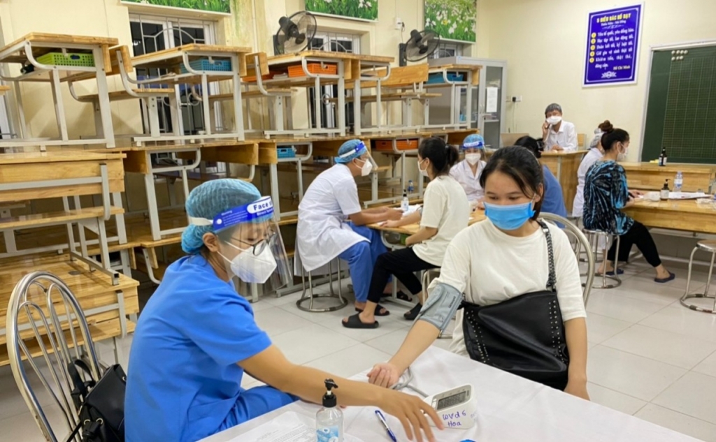 Sinh viên ĐH Công nghiệp Dệt may Hà Nội hỗ trợ địa phương phòng chống dịch