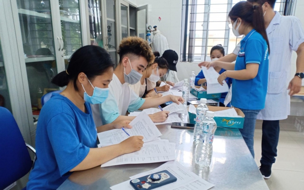  Đoàn viên thanh niên trường viết phiếu tiêm, nhập thông tin cho người dân