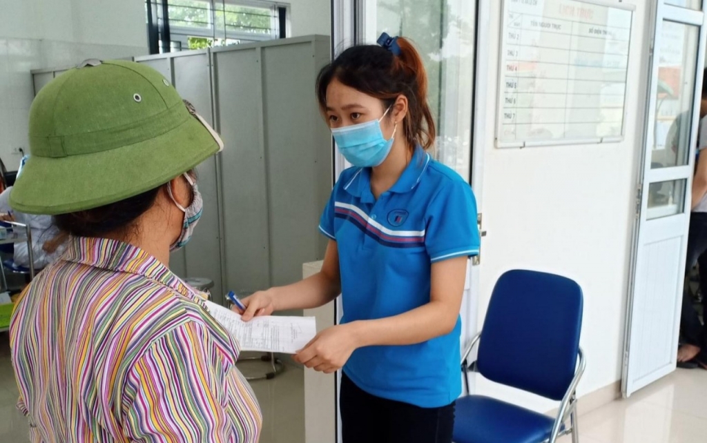 Đoàn viên thanh niên trường ĐH Công nghiệp Dệt may Hà Nội hỗ trợ địa phương trong nhưungx ngày cao điểm tiêm phòng, xét nghiệm