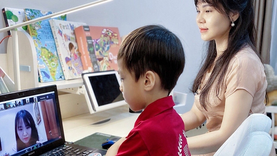 Phụ huynh cùng con học online