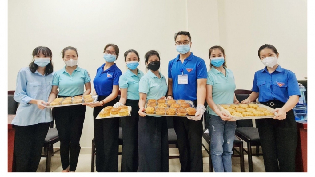 Đ/c Nguyễn Ngọc Thắng - Chủ tịch Hội đồng Đội - Bí thư Quận Đoàn Ba Đình cùng các Cô giáo Tổng phụ trách làm bánh trung thu, tặng HS có hoàn cảnh khó khăn 