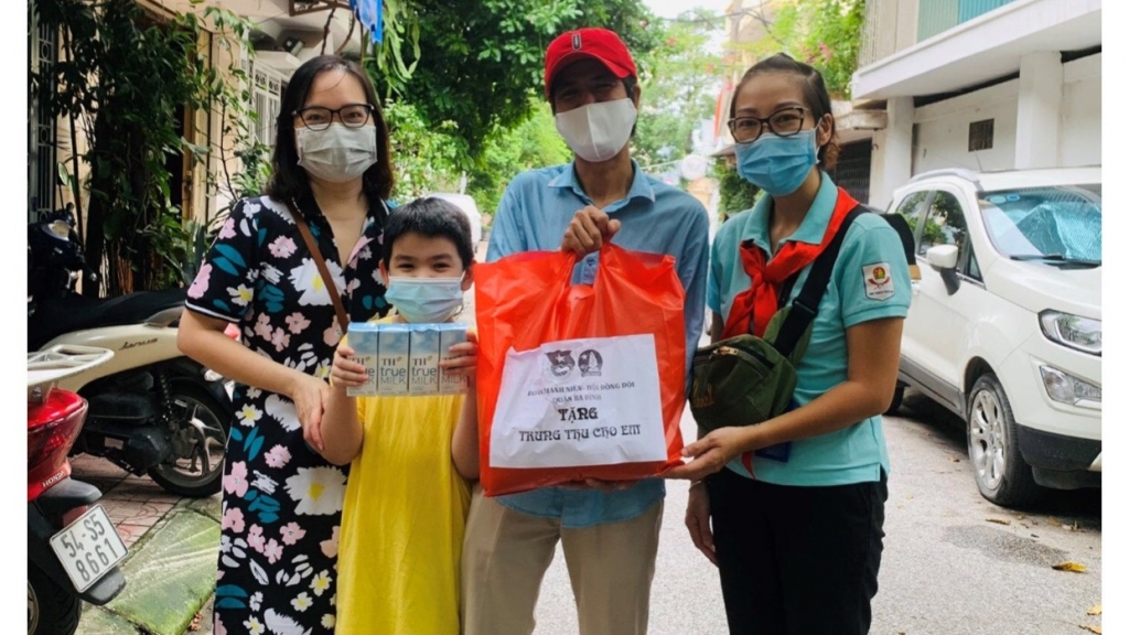BCH Công đoàn cùng cô giáo TPT Hoa Lê thay mặt HĐĐ Quận trao tặng những suất quà yêu thương đến tay từng PHHS 