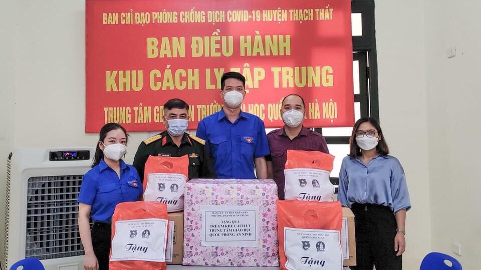 Anh Hồ Anh Tuấn, Phó bí thư Quận đoàn Thanh Xuân (giữa) Trung tâm Giáo dục Quốc phòng An ninh tặng quà tại 