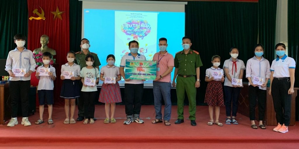 Đoàn Thanh niên Công an huyện Đông Anh tặng Tài khoản bản quyền Siêu trí nhớ học đường cho học sinh khó khăn tại xã Thuỵ Lâm
