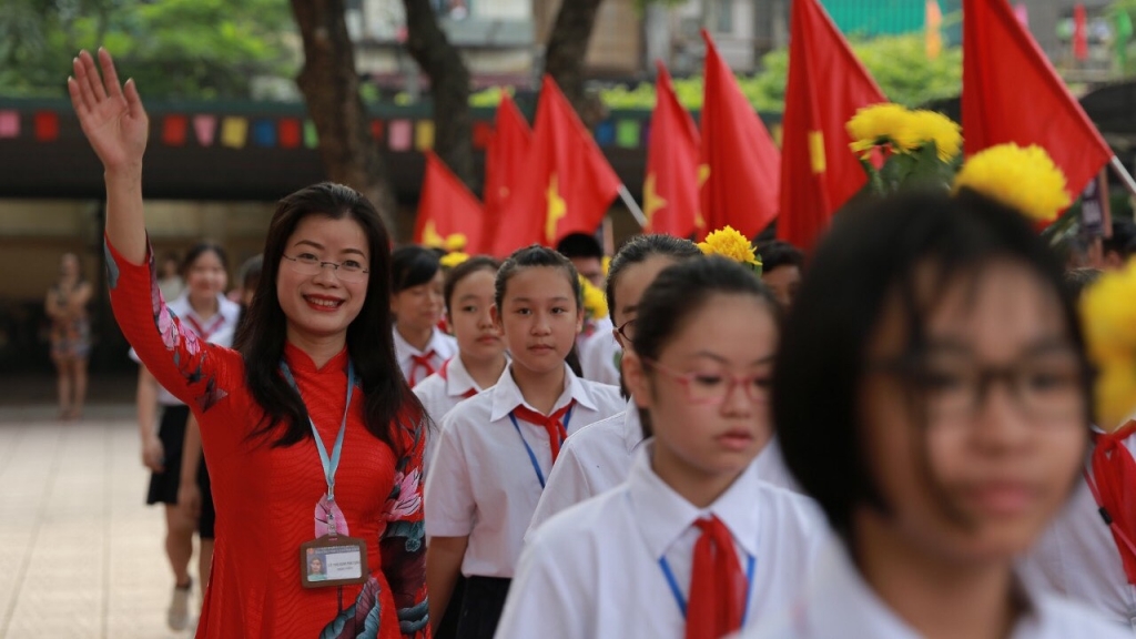 Cô Lê Thị Kim Phượng (GV Ngữ Văn trường THCS Thành Công) cùng học trò (ảnh tư liệu)