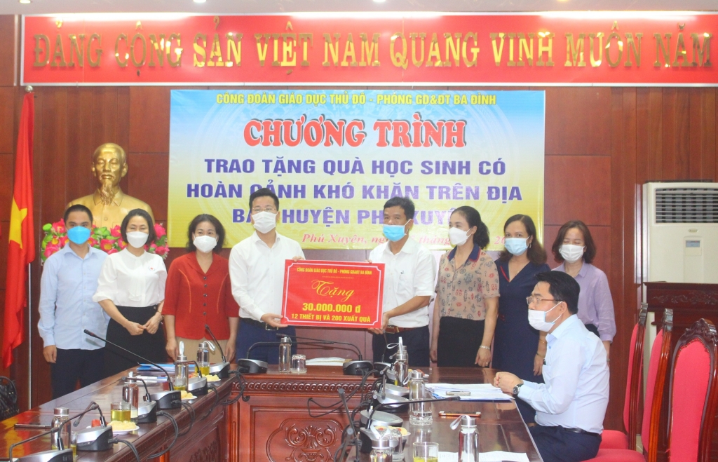 Ông Lê Đức Thuận - Trưởng phòng GD&ĐT quận Ba Đình trao quà cho đại diện huyện Phú xuyên