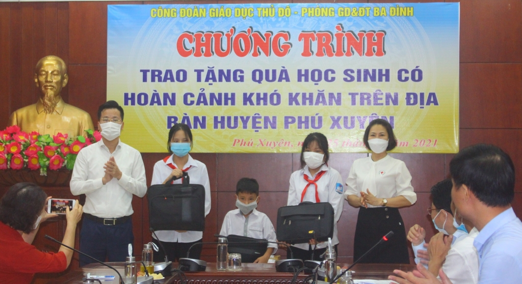 Phòng GD&ĐT quận Ba Đình phối hợp vứi Công đoàn Giáo dục Hà Nội tặng thiết bị học trực tuyến, quà và tiền mặt cho học sinh khó khăn huyện Phú Xuyên