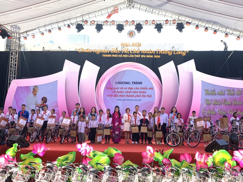 Ban Tổ chức và đại diện các nhà tài trợ trao quà cho thiếu nhi có hoàn cảnh khó khăn