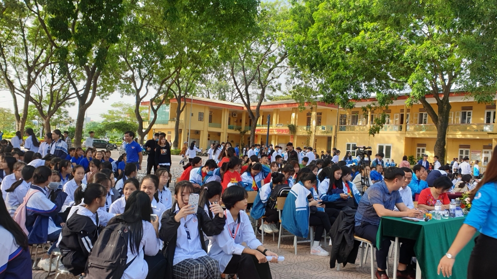 Nhiều cổ động viên có mặt từ sớm để đón chờ các tiết mục văn nghệ và cuộc thi kéo có Nhiều cổ động viên có mặt từ sớm để đón chờ các tiết mục văn nghệ và cuộc thi kéo có