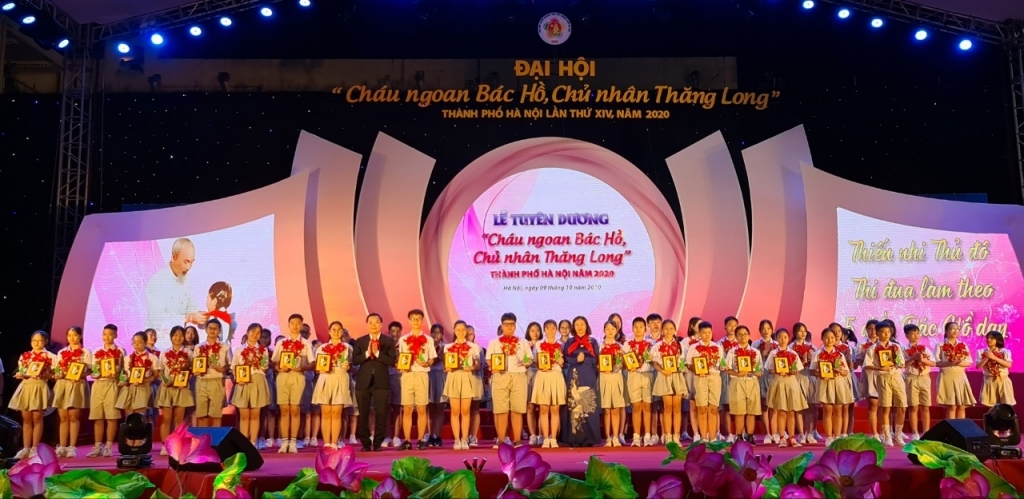 Đồng chí Chu Ngọc Anh - Ủy viên Ban Chấp hành Trung ương Đảng, Chủ tịch UBND thành phố Hà Nội và đồng chí Nguyễn Thị Tuyến trao thưởng các đại biểu cháu ngoan Bác Hồ