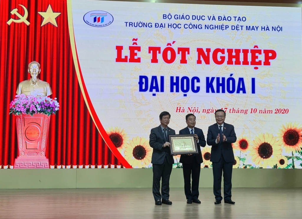 Đồng chí Phùng Quốc Hiển, UVBCH Trung ương Đảng, Phó Chủ tịch Quốc hội tặng quà cho nhà trường