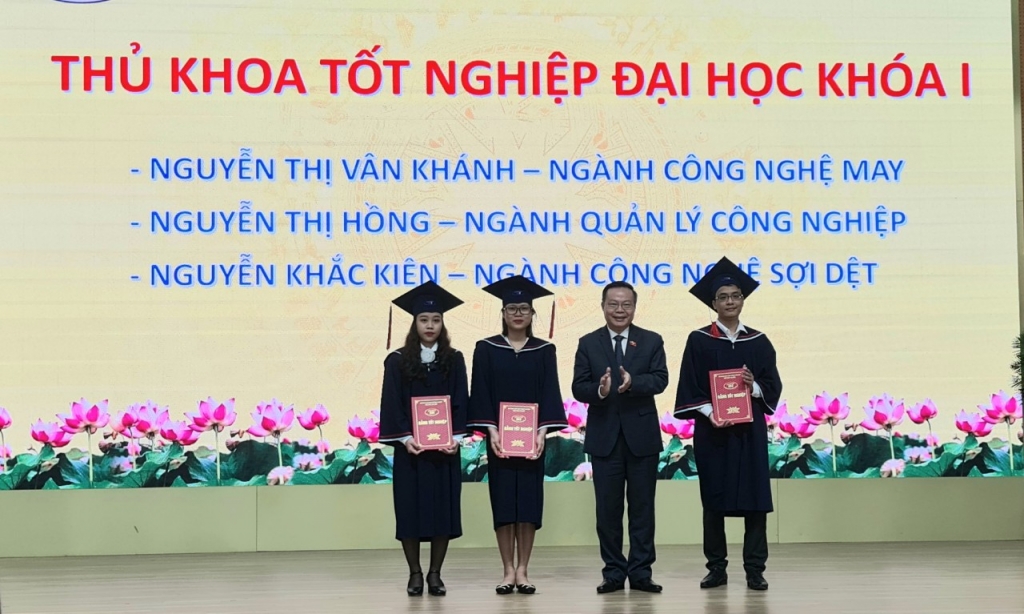 đồng chí: Phùng Quốc Hiển, UVBCH Trung ương Đảng, Phó Chủ tịch Quốc hội trao bằng tốt nghiệp cho 3 thủ khoa khóa I