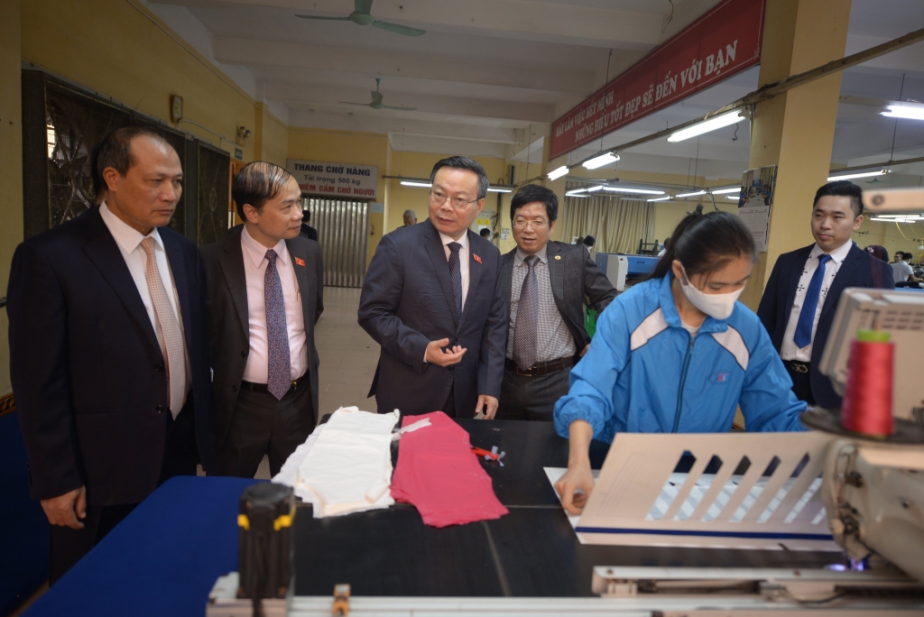Các đại biểu thăm Trung tâm sản xuất dịch vụ của trường ĐH Công nghiệp Dệt may Hà Nội