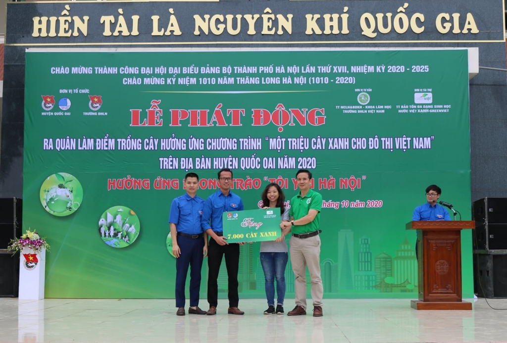Đơn vị tài trợ trao biển hỗ trợ cây xanh