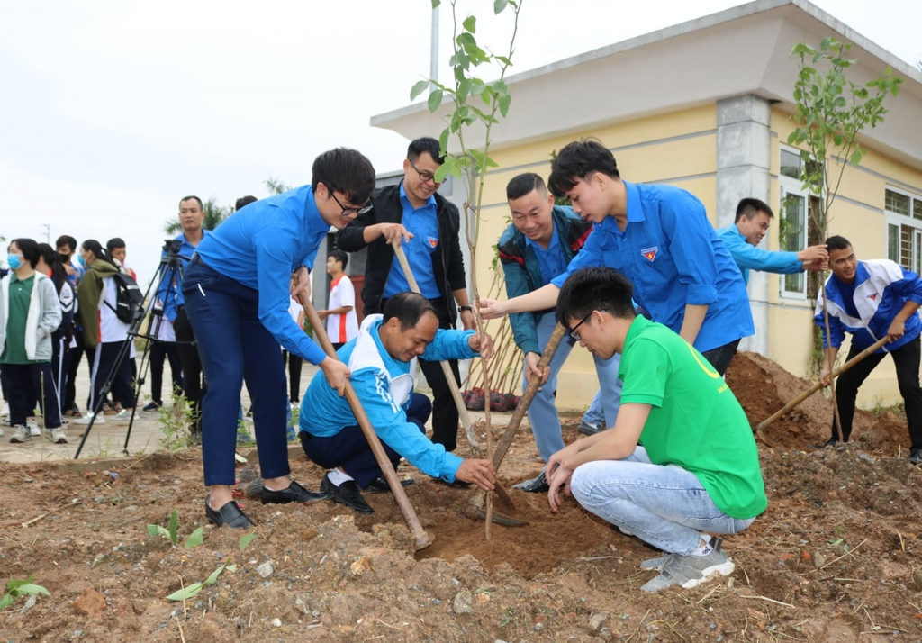 Tuổi trẻ Quốc Oai hưởng ứng chương trình “Một triệu cây xanh đô thị Việt Nam”