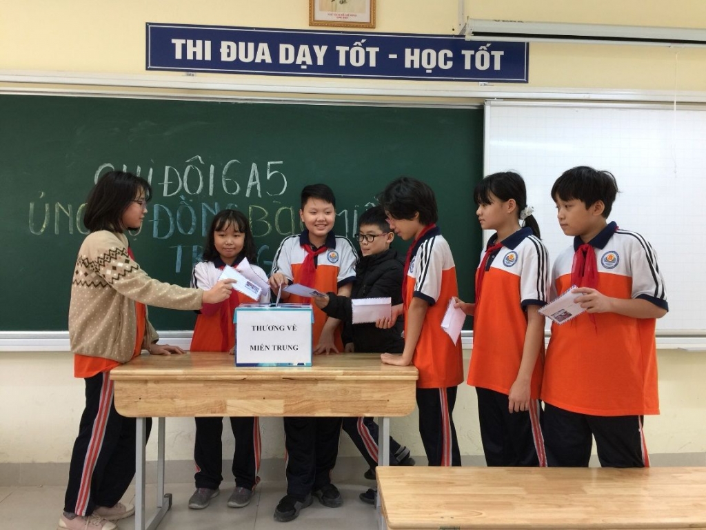 Trường THCS Hoàng Hoa Thám với nhiều hoạt động thiết thực hướng về miền Trung