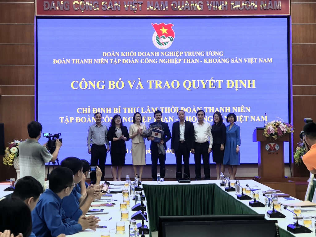Tuổi trẻ Tập đoàn Công nghiệp Than – Khoáng ra mắt tại Lễ công bố và trao quyết định Chỉ định Bí thư lâm thời Đoàn thanh niên 