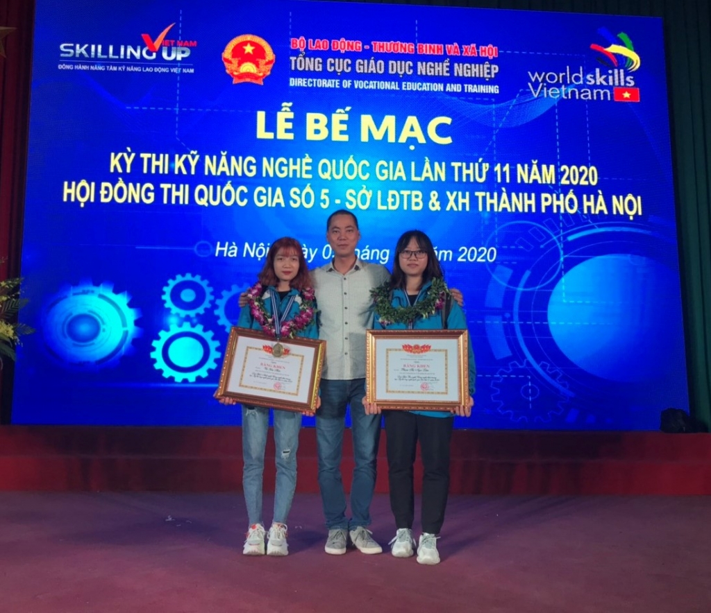 Kim Thảo (bên trái) với tấm Huy chương Vàng danh giá trong cuộc thi vừa qua