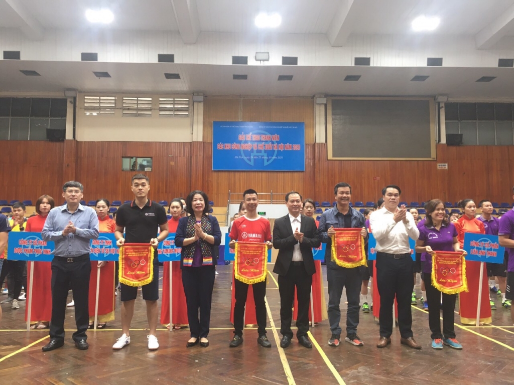 Ban tổ chức trao cờ lưu niệm cho các đội 