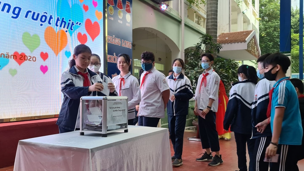 Các em học sinh nhiệt tình hưởng ứng chương trình 