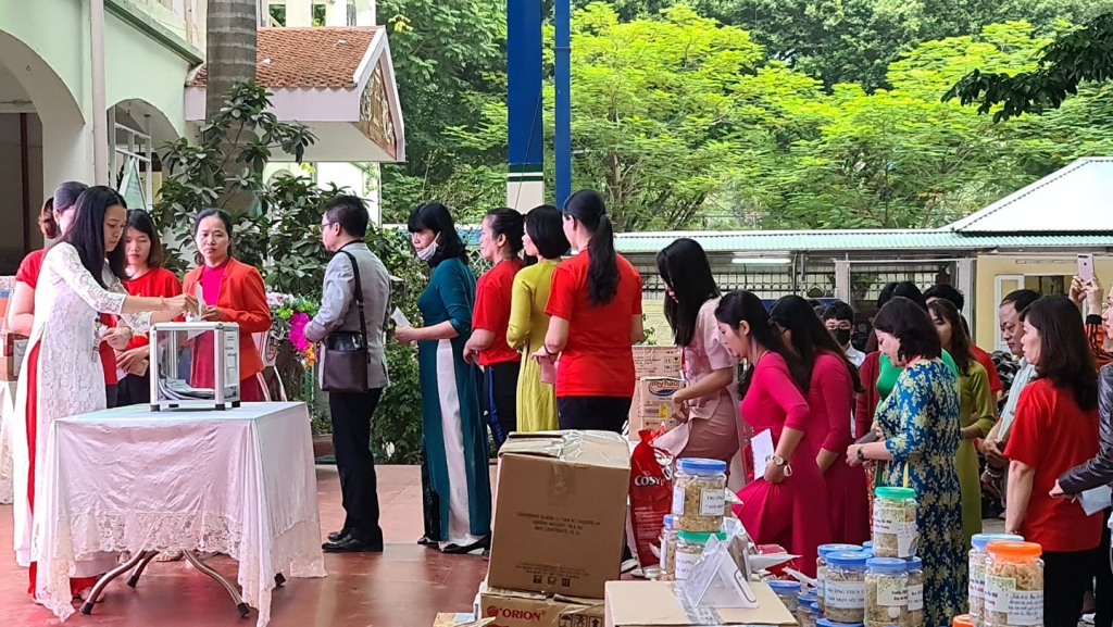 Giáo viên hưởng ứng Chương trình “Gói trọn yêu thương - gửi miền Trung ruột thịt” 