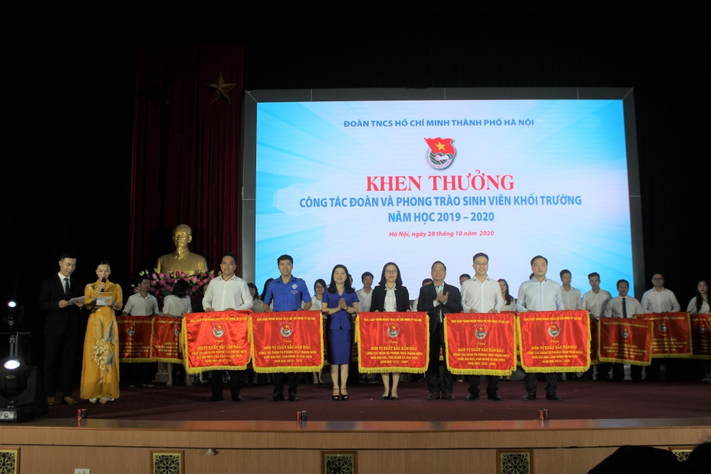 Chu Hồng Minh - UV BCH Trung Ương Đoàn, Thành ủy viên, Bí thư Thành đoàn, Chủ tịch Hội SV Việt Nam thành phố Hà Nội trao cờ thi đua tới các đơn vị