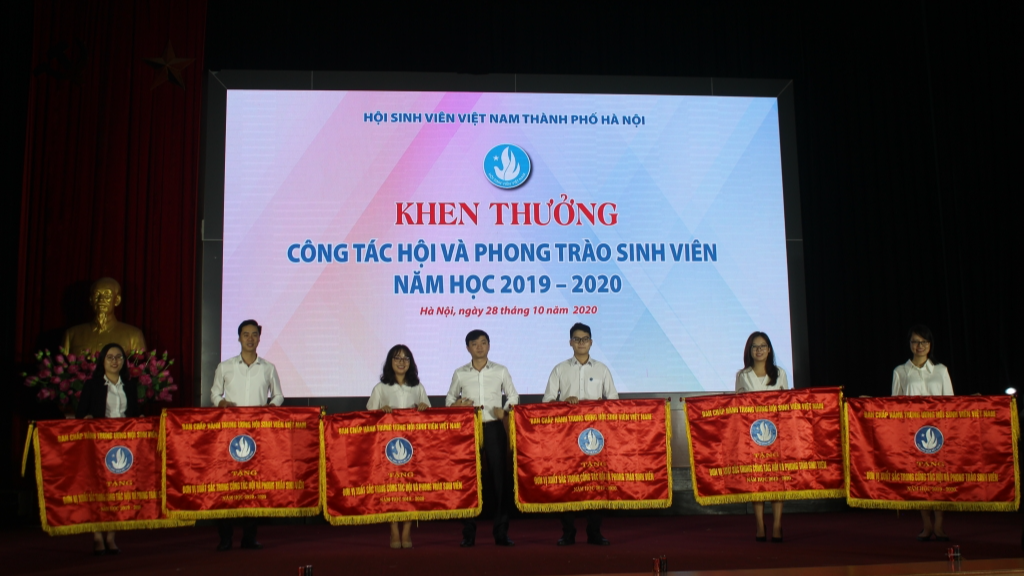 Đồng chí Nguyễn Minh Triết, Phó Chủ tịch Thường trực Trung ương Hội Sinh viên trao cờ thi đua đên các đơn vị xuất sắc